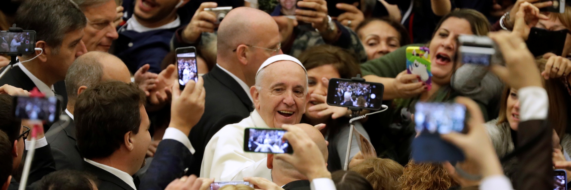 https://arquimedia.s3.amazonaws.com/27/sacerdotes/papa-y--celularesjpg.jpg
