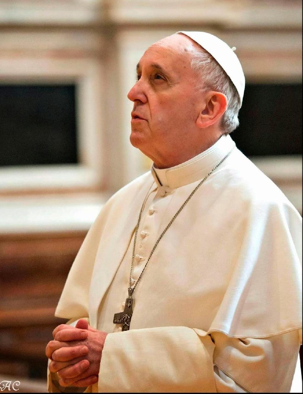 https://arquimedia.s3.amazonaws.com/51/formacion/papa-francisco-orandojpg-1-1024jpg.jpg