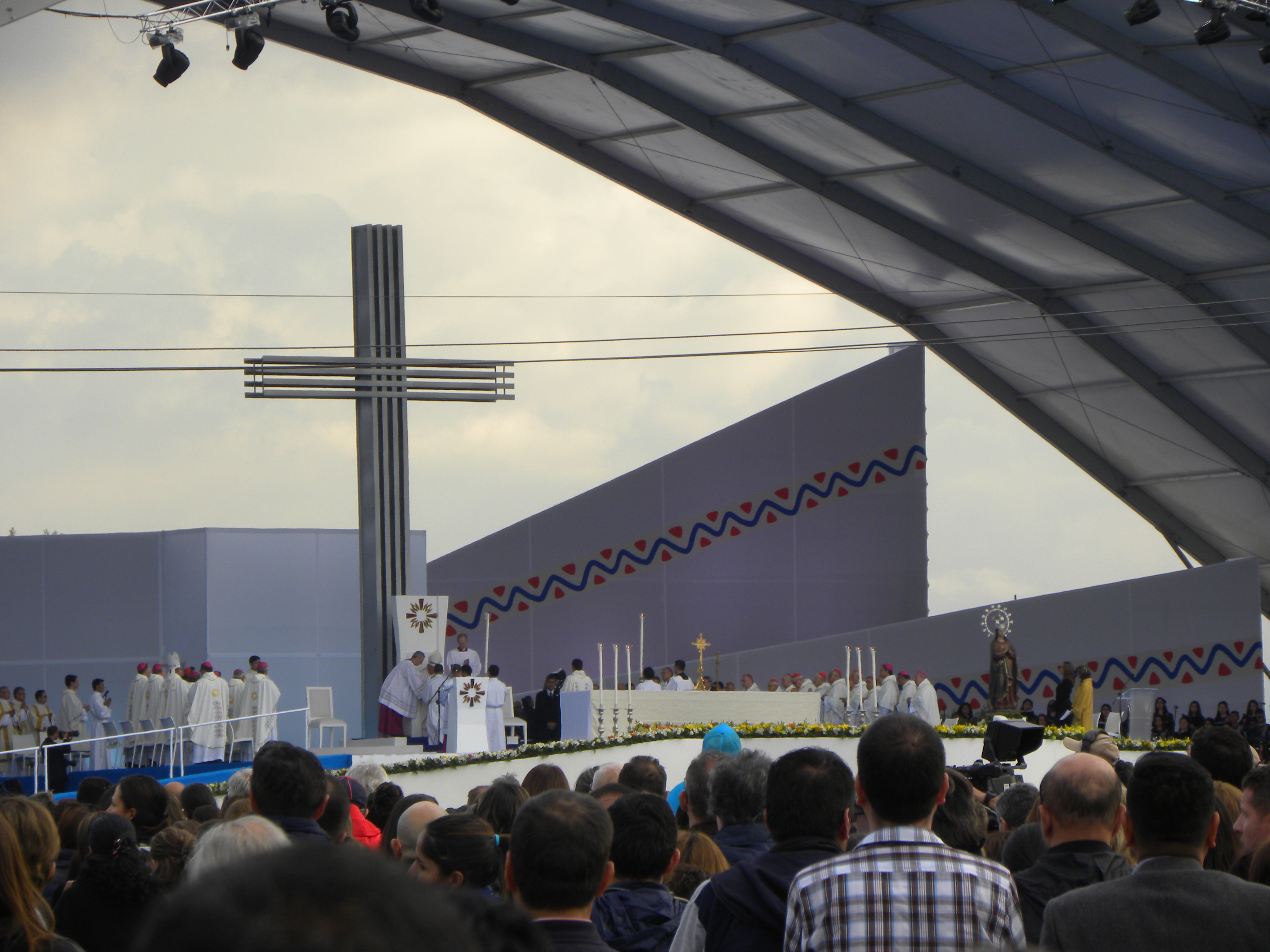 https://arquimedia.s3.amazonaws.com/27/noticias/misa-papa-7sjpg.JPG