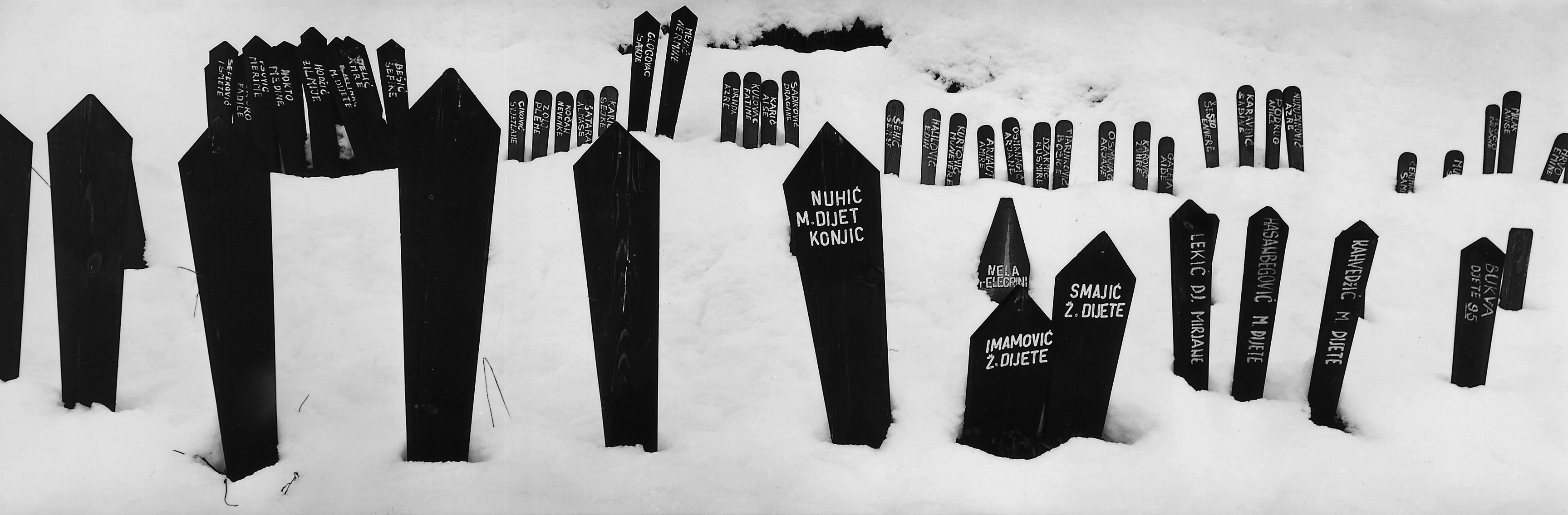 https://arquimedia.s3.amazonaws.com/27/noticias/bosniaheadstones-2jpg.jpg