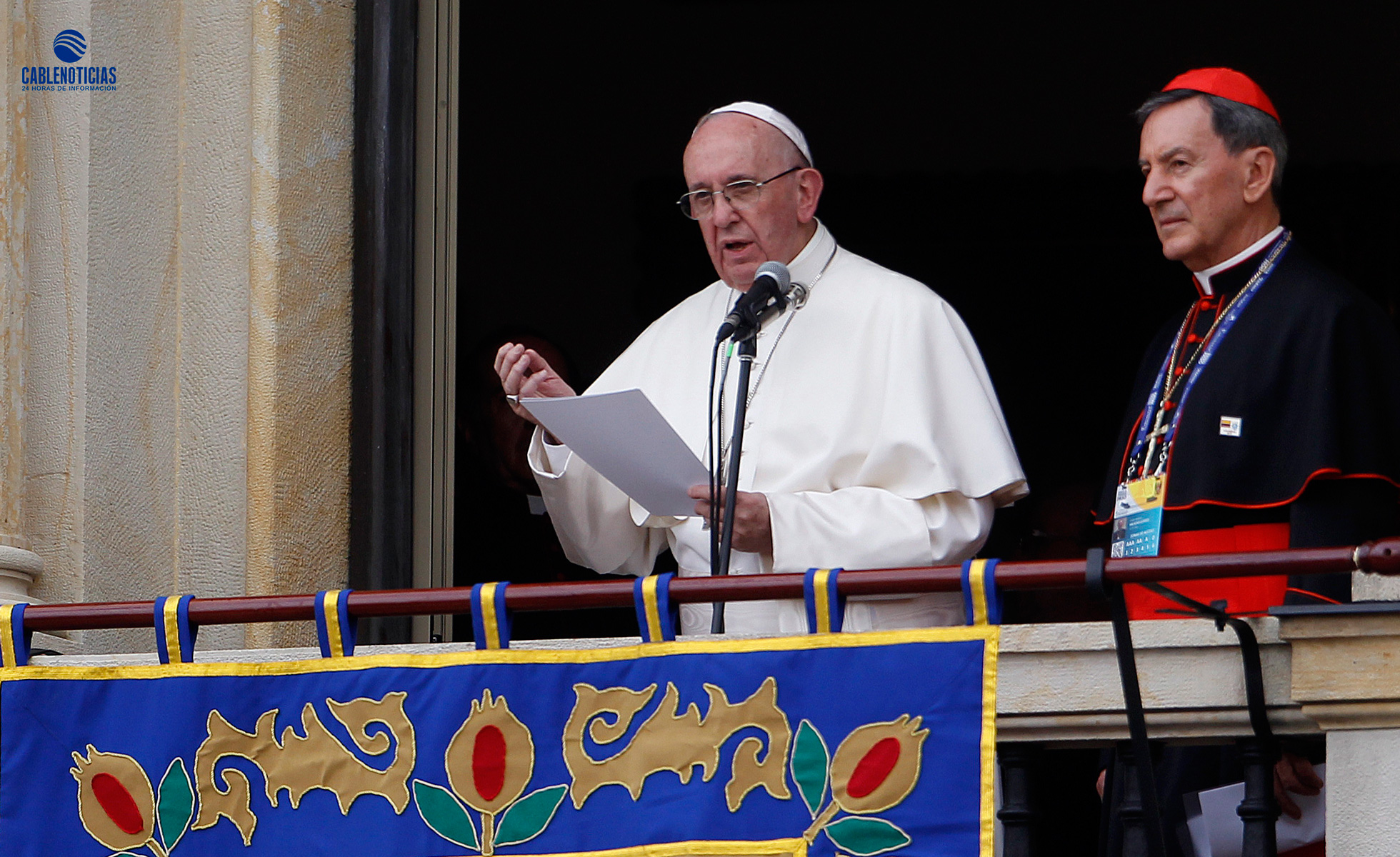 https://arquimedia.s3.amazonaws.com/27/noticias/papa-plaza-de-bolivarjpg.jpg