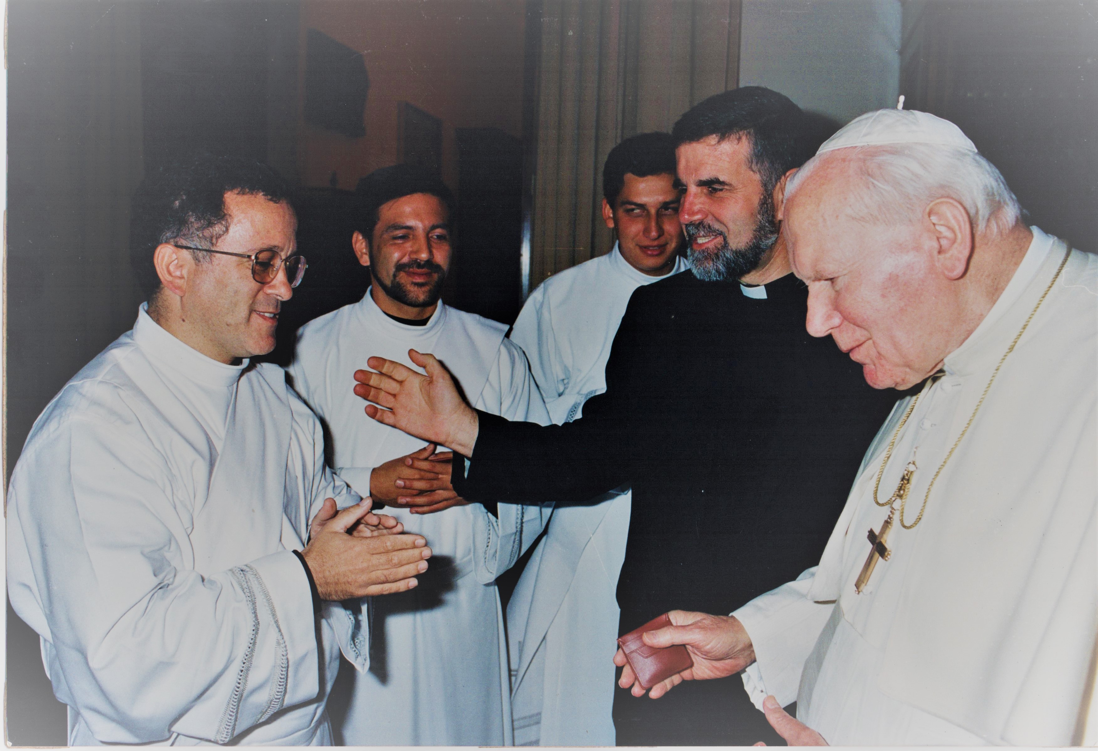 https://arquimedia.s3.amazonaws.com/302/fabio-de-jesus-sepulveda-cardona-pbro/padre-fabio-y-juan-pablo-ii-2-edjpeg.jpeg