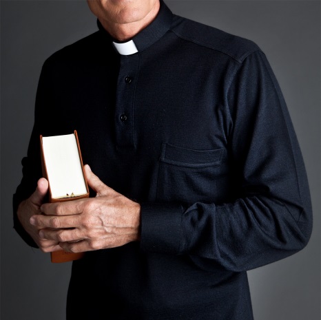 https://arquimedia.s3.amazonaws.com/63/sacerdotes/sacerdote-alzacuellosjpg.jpg
