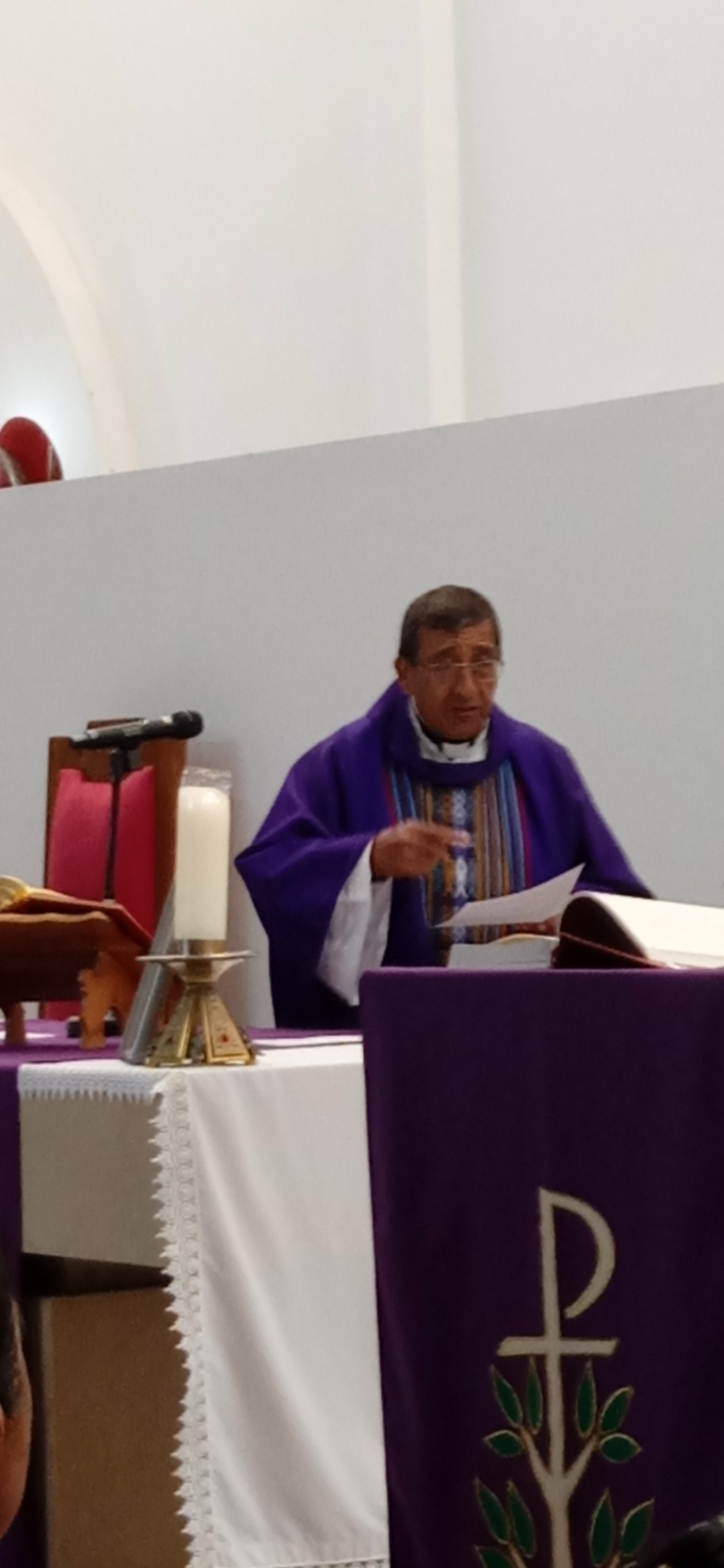 Padre Roberto celebrando Misa 1