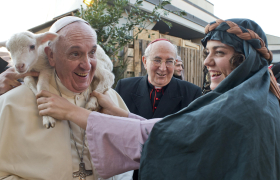 Papa Francisco y oveja 
