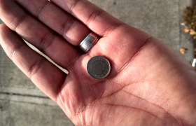 manos monedas