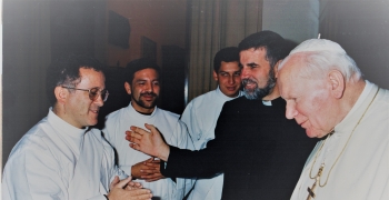 https://arquimedia.s3.amazonaws.com/302/fabio-de-jesus-sepulveda-cardona-pbro/padre-fabio-y-juan-pablo-ii-2-edjpeg.jpeg